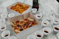 Osterumtrunk mit typischen Süßspeisen aus Sintra und Évora