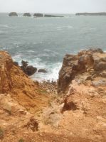 Steile Klippen und Felsen im Atlantik