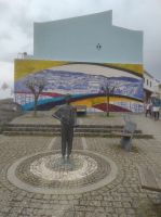 Künstler und landestypisches blaues Kachelmotiv 