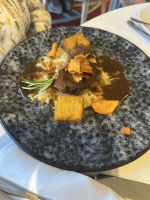 geschmorte Rinderbacken, gebackene Polenta, cremiger Kohl...