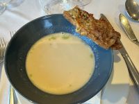 Cremesuppe von weißen Zwiebeln mit Käse-Kräuter-Croutons
