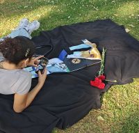 Universitaets abschied mit roten Nelken und Seidenbaendern