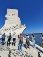 Entdecker am Monument desselben