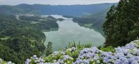 Insel Sao Miguel, Blick auf den grünen und den blauen See und auf Sete Cidades vom Vista do Rei
