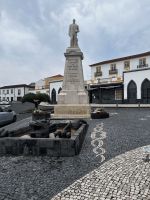 Drachenstatue in Velas in Gedenken an St. Georg 