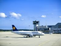 Wir fliegen mit der Lufthansa nach Frankfurt