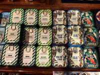 Die berühmten bunten Sardinendosen