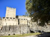 Die alten maurischen Festungsmauern hoch über Lissabon