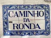 Die berühmten portugiesischen Kacheln, hier als Straßennamenschild