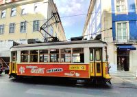 Noch fährt die alte Straßenbahn in Lissabons Altstadt