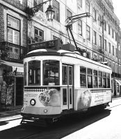 Bahn 25 und 28 E fahren durch die Altstadt von Lissabon