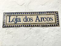 Kacheln mit Straßennamen in Obidos