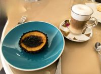 Typisch Portugal: Galao (Milchkaffee) und Nata (Süßigkeit mit Pudding)