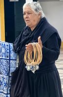 Straßenverkäuferin in Obidos