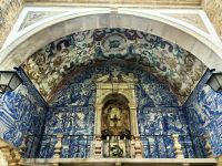 Im Eingangstor von Obidos ist ein kleiner Altar mit der Madonna von Graca