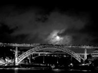 Mond über dem Douro in Porto