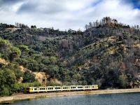 Durch das Tal fährt auch ein Zug