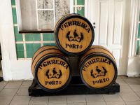 Portweinfässer am Bahnhof Pinhao