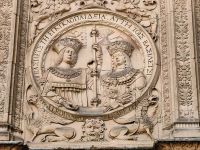Relief mit König Ferdinand II. und Isabella von Kastlilien an der Universität von Salamanca