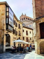 Belebte Gasse in Salamanca