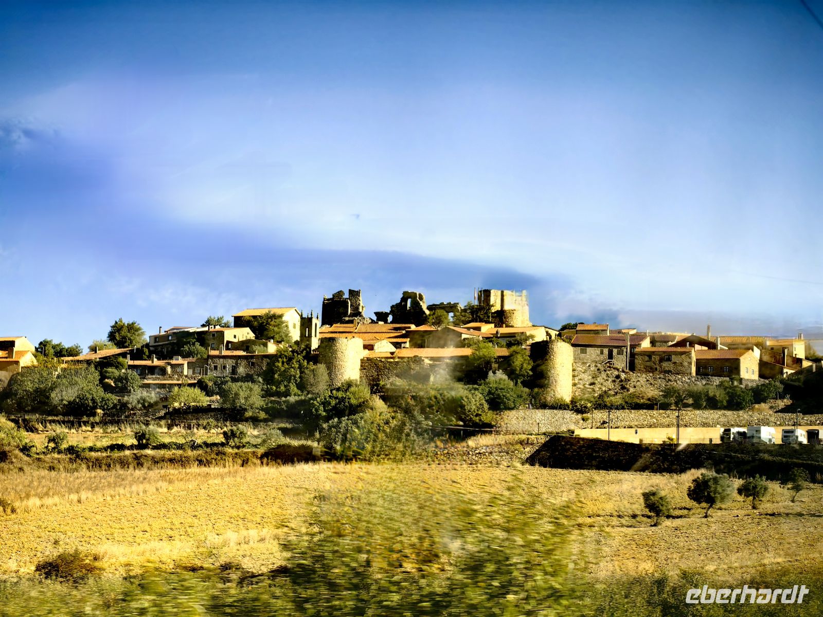 Blick auf die dicken mittelalterlichen Stadtmauern von Castelo Rodrigo