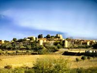 Blick auf die dicken mittelalterlichen Stadtmauern von Castelo Rodrigo