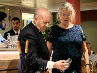 Fachmännisch wird die Farbe und Konsistenz von Kreuzfahrtdirektorin Gabi begutachtet