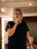 Kreuzfahrtdirektorin Gabi erklärt die Besonderheiten des Vintage Port