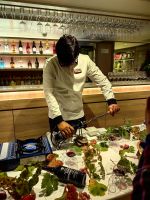 Mit der heißen Zange wird der Flaschenhals geköpft