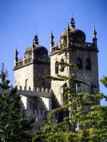 Die charakteristischen Türme der Kathedrale von Porto