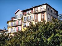 Bunte Hausfassaden in der Altstadt von Porto