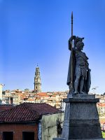 Statue eines römischen Kriegers vor dem Torre dos Clérigos in Porto