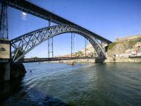 Unter der Ponte dom Luis I. in Porto