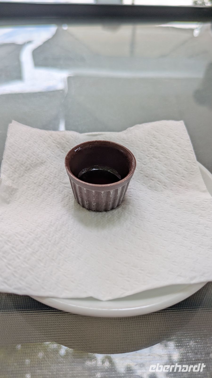 Ginjinha, den Sauerkirschlikör im Schokobecher