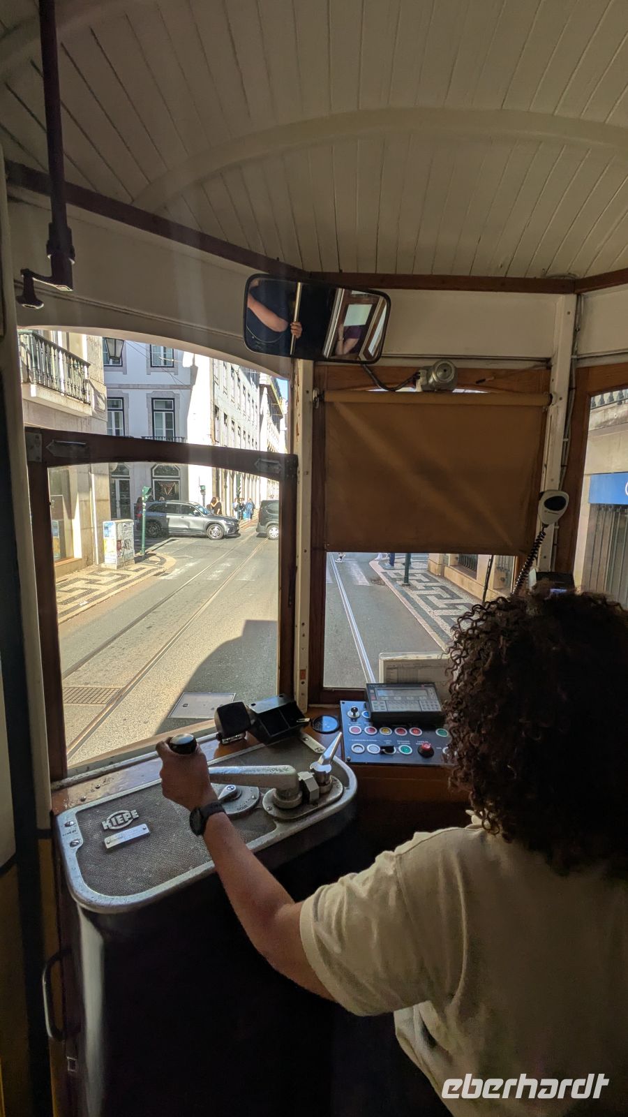 Fahrt mit der Straßenbahn 28 durch Lissabon