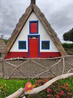 Tag 7 Blick auf strohgedecktes Haus in Santana 