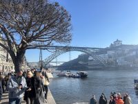 Sicht auf die stählerne Brücke Ponte Luis 