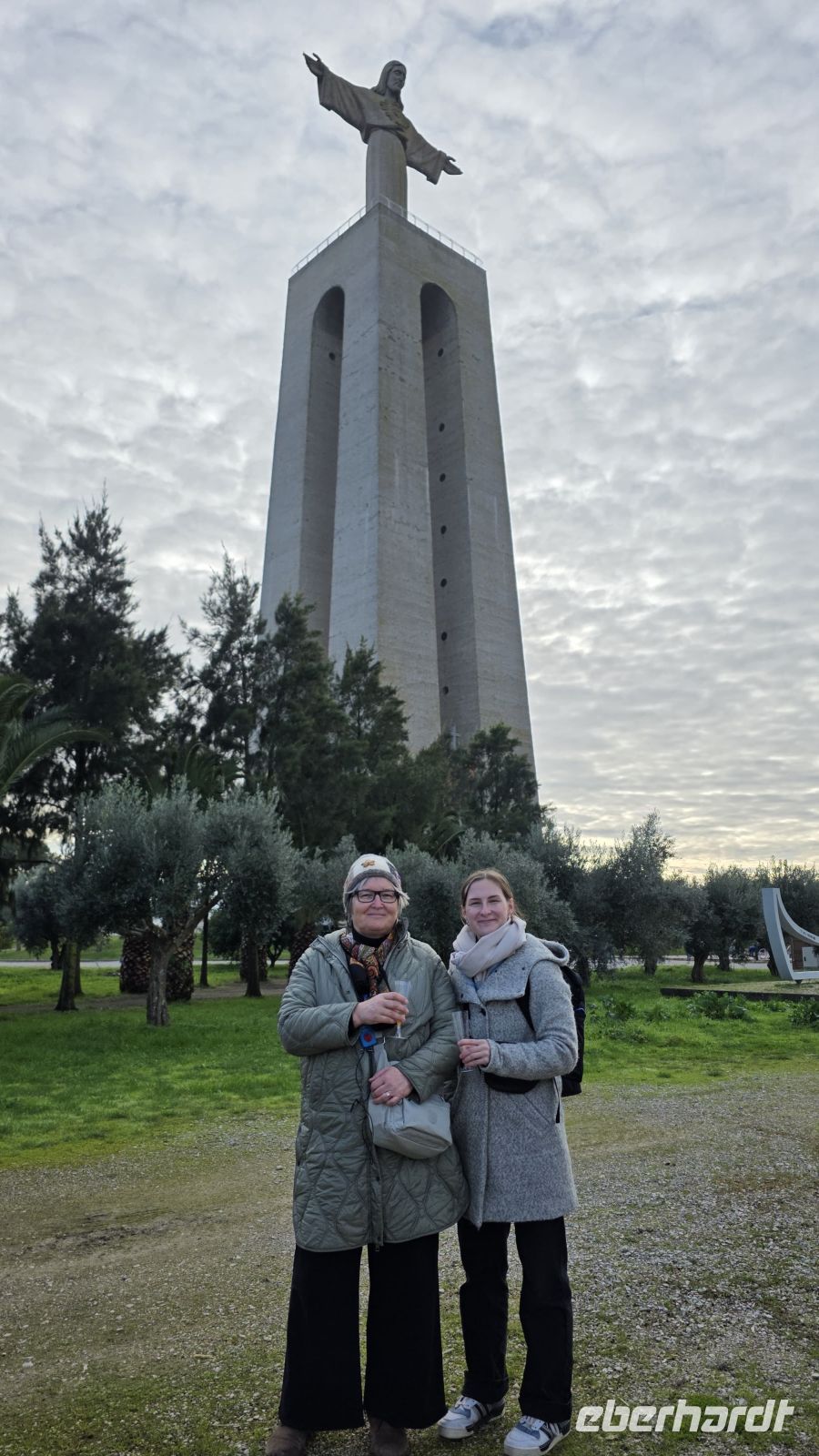Rosemarie und Mary vor der Cristo de Rei