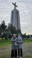 Rosemarie und Mary vor der Cristo de Rei