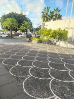 traditionelle Kopfsteinpflaster-Kunst (Calçada Portuguesa) in Funchal: die Wellen