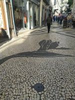 traditionelle Kopfsteinpflaster-Kunst (Calçada Portuguesa) in Funchal, Strelitzia