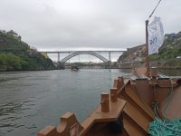 Schifffahrt auf dem Douro mit der Brücke Dom Luís I in Porto - Portugal &ndash; &copy; Marieta Beck (Eberhardt TRAVEL)
