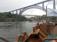 Schifffahrt auf dem Douro mit der Brücke Dom Luís I in Porto - Portugal &ndash; &copy; Marieta Beck (Eberhardt TRAVEL)