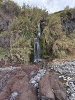Tag 5 Blick auf kleinen Wasserfall an der Strandpromenade von Sao Martinho  &ndash; &copy; Robert Kramer (Eberhardt TRAVEL)