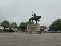 Statue des Feldherrn Nuno Álvares Pereira - Batalha - Portugal  &ndash; &copy; Marieta Beck (Eberhardt TRAVEL)
