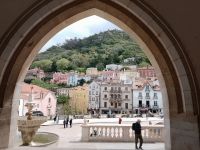 Blick auf Sintra - und oben „Maurenburg  Castello dos Mauros - Portugal  &ndash; &copy; Marieta Beck (Eberhardt TRAVEL)