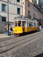 und die gelbe Strassenbahn -  Lissabon - Portugal  &ndash; &copy; Marieta Beck (Eberhardt TRAVEL)