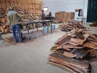 Im Betrieb - Handarbeit -  Korkeichenchen Manufaktur - Portugal  &ndash; &copy; Marieta Beck (Eberhardt TRAVEL)