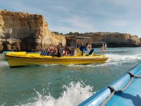Auch andere Gäste entdecken die wunderschöne Felsenwelt der Algarve - Portugal  &ndash; &copy; Marieta Beck (Eberhardt TRAVEL)