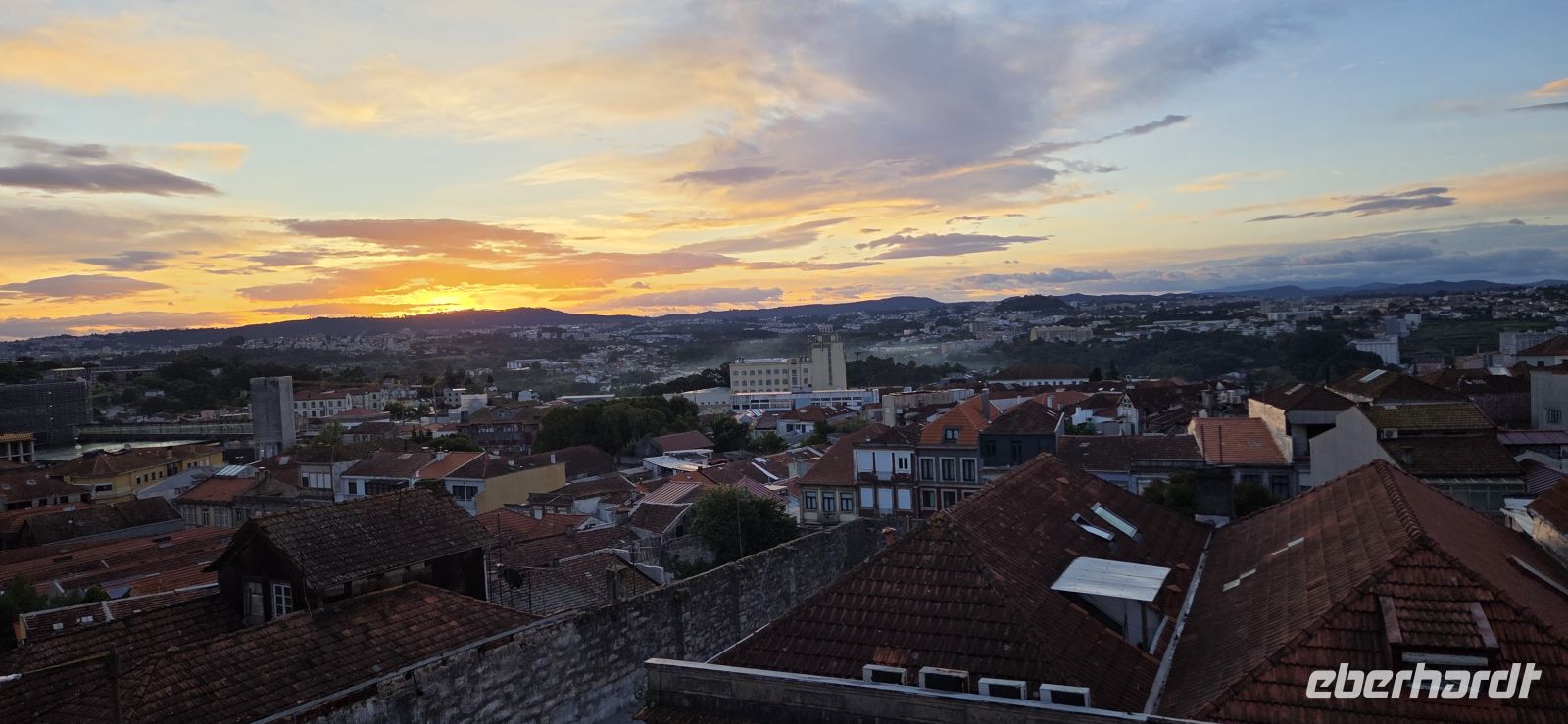 Sonnenaufgang in Porto - Portugal &ndash; &copy;  (Eberhardt TRAVEL)